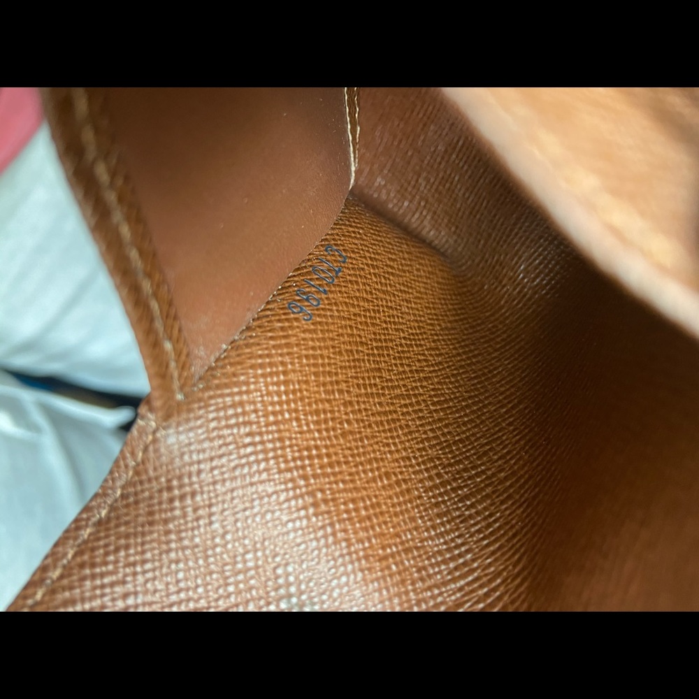 Authentic Louis Vuitton 6 key holder - Picture 7 of 8